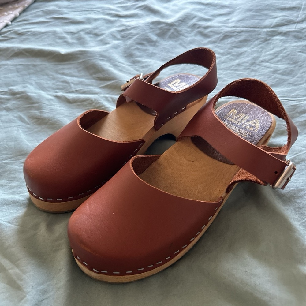 MIA clogs